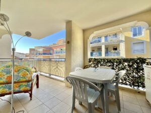 Photo prise du droite de la terrasse. C'est un appartement dans le centre-ville de Sainte-Maxime.