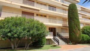 vue sur l'entrée du Batiement A de la résidence LE SURCOUF