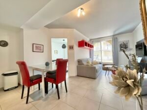 Espace ouvert combinant salon et cuisine moderne.