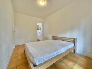 Chambre d'un appartement à vendre à Sainte-Maxime, avec décoration sobre.