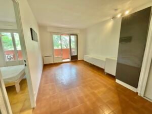 Salon vu depuis la kitchenette dans un appartement à vendre à Sainte-Maxime, avec un espace de vie ouvert et une décoration sobre.