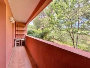 Vue sur la loggia sans vis-à-vis d'un appartement à vendre à Sainte-Maxime, entourée d'un cadre verdoyant.