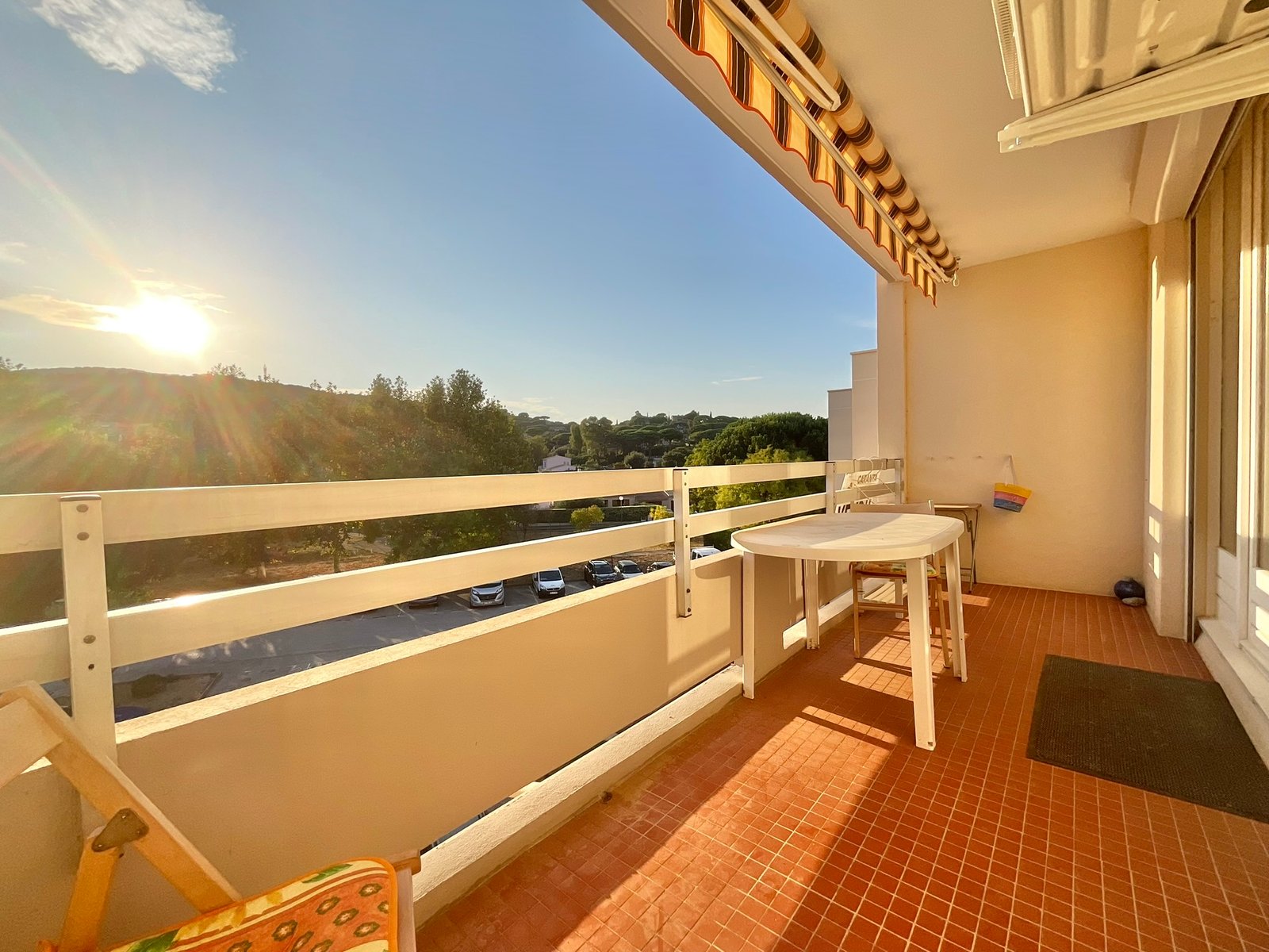 Terrasse extérieure avec espace repas et vue dégagée.