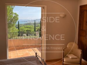 Chambre lumineuse avec balcon privé et vue panoramique sur la mer Méditerranée.