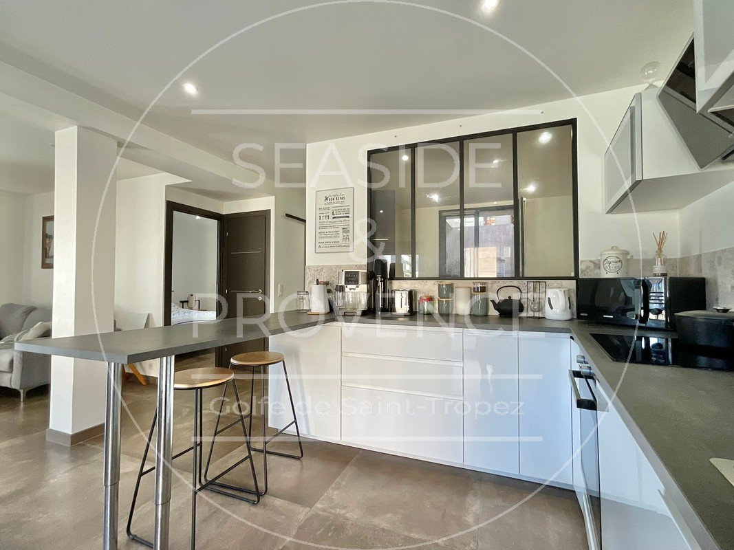 Cuisine moderne avec électroménager intégré dans un bas de villa à Sainte-Maxime, agencement fonctionnel.