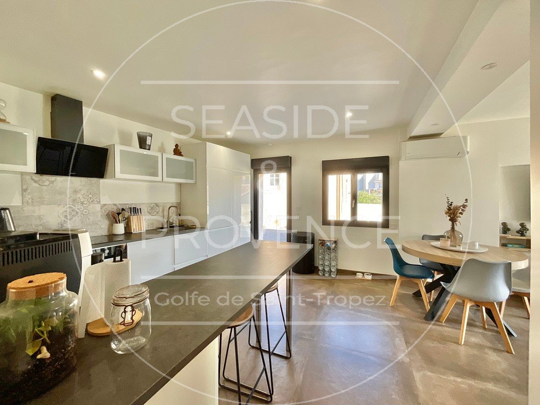 Cuisine ouverte sur salon moderne dans un bas de villa à Sainte-Maxime.