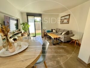 Salon aménagé avec canapé et mobilier contemporain dans un bas de villa à Sainte-Maxime, ambiance cosy.