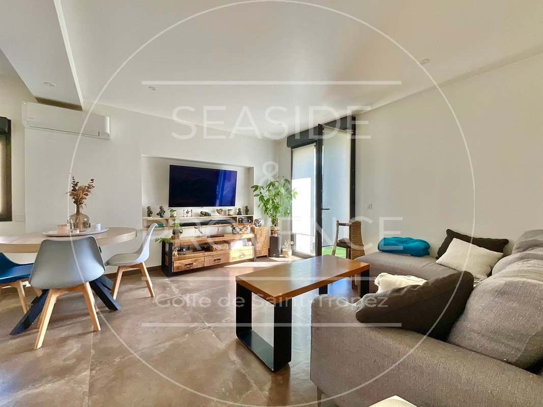 Salon avec canapé contemporain dans un bas de villa à Sainte-Maxime, intérieur cosy et élégant.