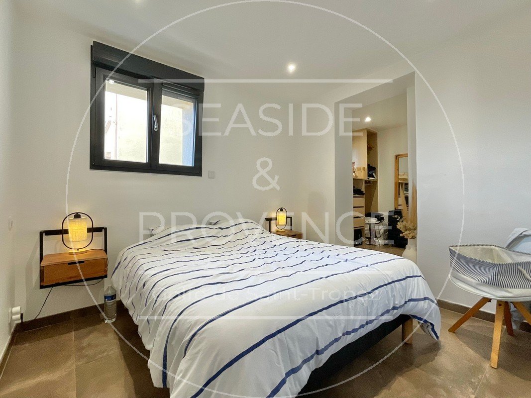 Chambre avec lit double et rangements intégrés dans un bas de villa à Sainte-Maxime, décoration sobre et apaisante.