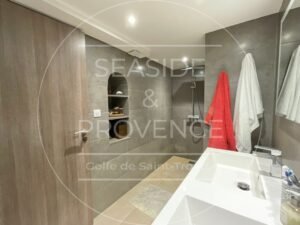 Autre vue de la salle de douches avec douche à l’italienne et meuble vasque dans un bas de villa à Sainte-Maxime.