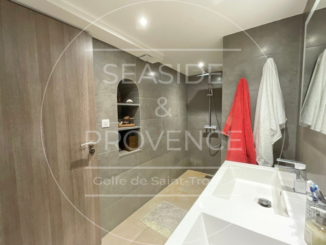 Autre vue de la salle de douches avec douche à l’italienne et meuble vasque dans un bas de villa à Sainte-Maxime.