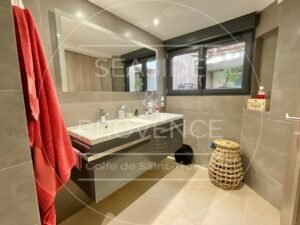 Salle de douches avec douche à l’italienne et meuble vasque moderne dans un bas de villa à Sainte-Maxime.