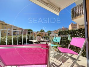 Salon lumineux avec accès direct au balcon dans un appartement à vendre à Sainte-Maxime, résidence Murano