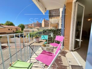 Vue dégagée depuis le balcon d'un appartement à vendre à Sainte-Maxime, résidence Murano, proche de la mer.
