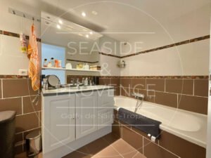 Salle de bains moderne avec meuble vasque dans un appartement à vendre à Sainte-Maxime, résidence Murano.