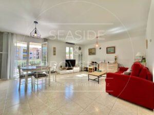 Grand salon lumineux orienté sud-ouest dans un appartement à vendre à Sainte-Maxime, résidence Murano.