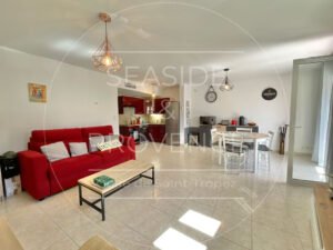 Grand salon lumineux avec cuisine ouverte dans un appartement à vendre à Sainte-Maxime, résidence Murano.