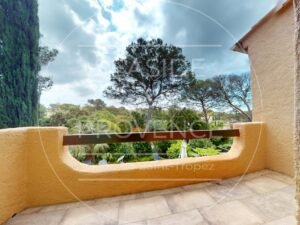Balcon en rez-de-chaussée dans villa à vendre à Fréjus, espace extérieur calme avec vue sur le jardin.