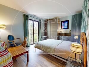 Chambre claire avec fenêtre et placard dans villa à vendre à Fréjus, idéale pour enfant, invité ou bureau.