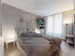 Chambre parentale lumineuse avec placard dans villa à vendre à Fréjus, proche salle de douches privative.