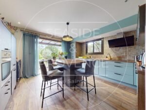 Cuisine ouverte sur terrasse dans villa à vendre à Fréjus, espace lumineux avec accès direct à l’extérieur.