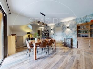 Salle à manger lumineuse dans villa à vendre à Fréjus, espace convivial avec grandes ouvertures et déco contemporaine.