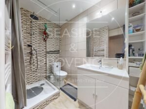 Salle de douches avec cabine et WC dans villa à vendre à Fréjus, espace fonctionnel au design contemporain.