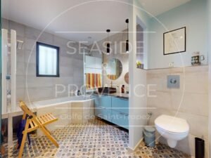 Salle de bains avec baignoire dans villa à vendre à Fréjus, espace lumineux et finitions modernes.