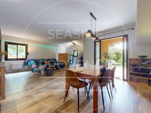 Salon aménagé avec mobilier contemporain dans villa à vendre à Fréjus, espace chaleureux et lumineux.
