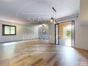Salon sans les meubles dans villa à vendre à Fréjus, grand volume et belles ouvertures.