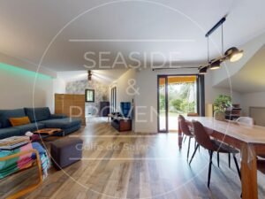 Salon et salle à manger ouverte dans une villa à vendre à Fréjus, intérieur moderne et spacieux.