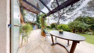 Terrasse extérieure attenante à la cuisine dans villa à vendre à Fréjus.