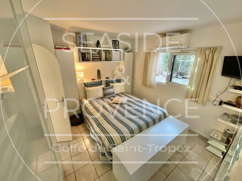 Deuxième chambre en partie basse d’une maison au Plan-de-la-Tour, avec salle de bains ouverte et ambiance intimiste