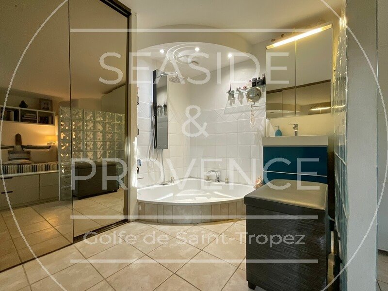 Salle de bains ouverte sur chambre en partie basse d’une maison au Plan-de-la-Tour, douche moderne et agencement fluide