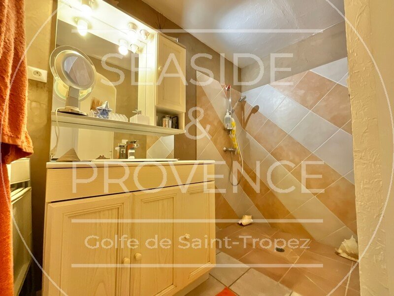 Salle de douche attenante à la première chambre en partie basse d’une maison au Plan-de-la-Tour, moderne et fonctionnelle
