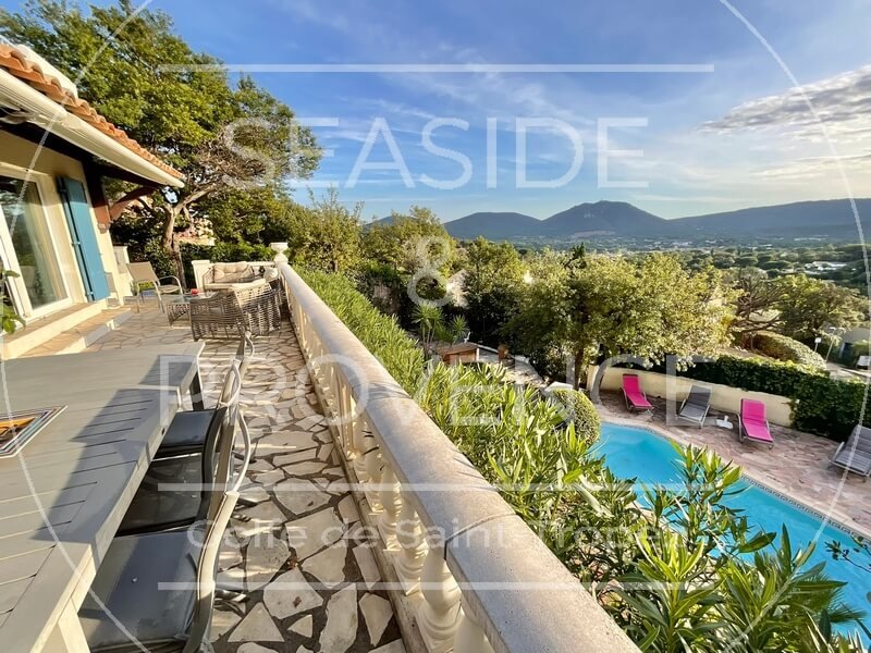 Vue depuis la terrasse sur la piscine, la plaine et les collines du Plan-de-la-Tour, cadre naturel et dominant