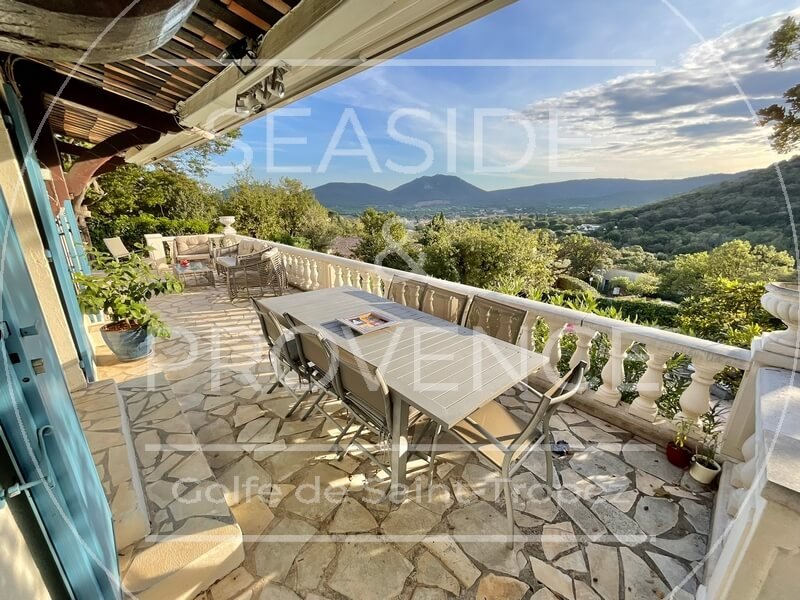 Terrasse en partie basse d’une maison au Plan-de-la-Tour, avec vue dégagée sur la plaine et les collines