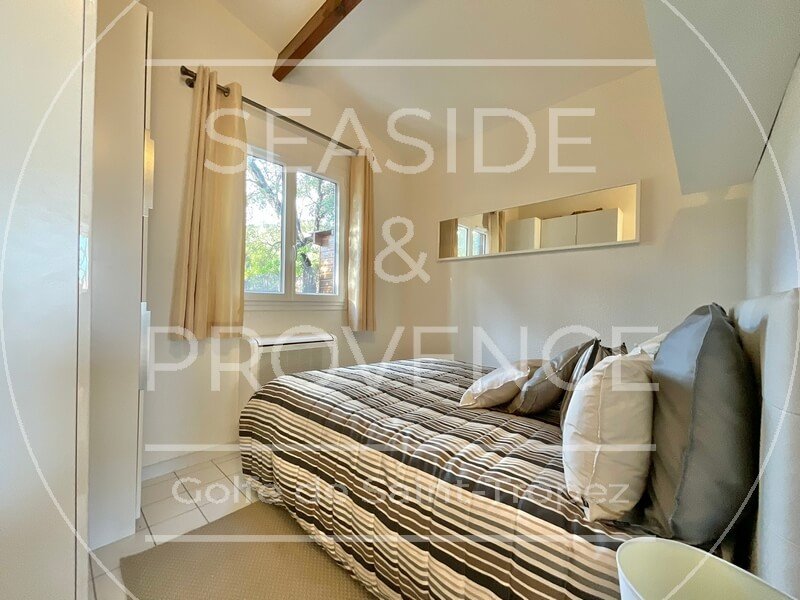 Deuxième chambre à l’étage d’une maison au Plan-de-la-Tour, ambiance lumineuse et vue sur l’extérieur