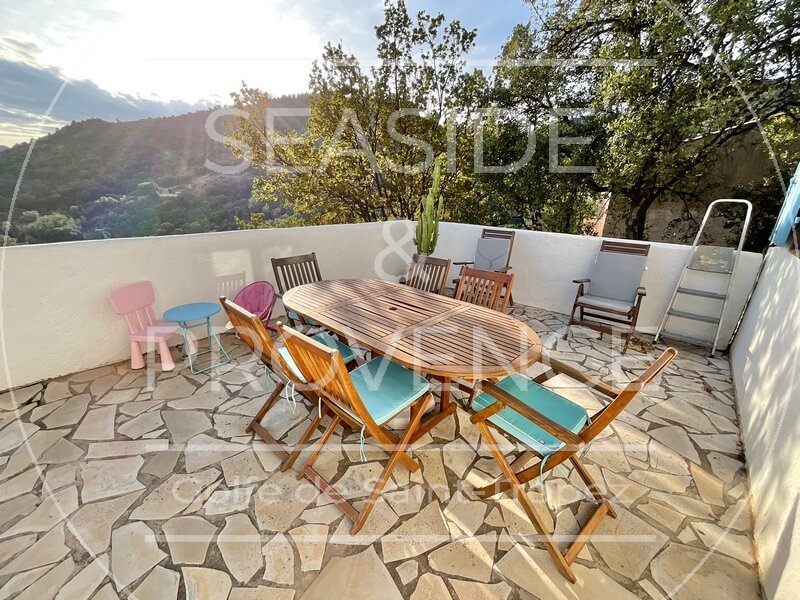 Fond de la terrasse à l’étage d’une maison au Plan-de-la-Tour, espace extérieur calme et arboré