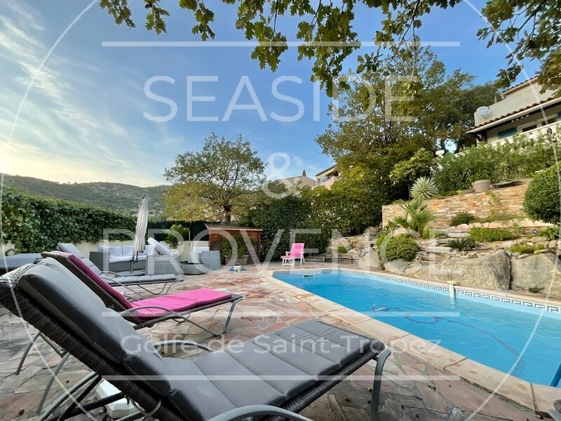 Piscine privée orientée sud-ouest d'une maison à Plan-de-la-Tour, avec vue dégagée et aménagements extérieurs