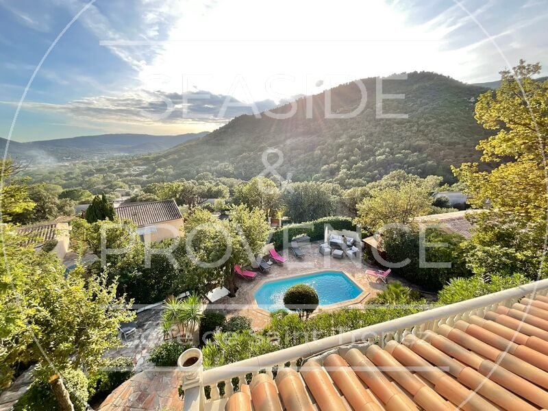 Vue depuis terrasse sur piscine privée et colline verdoyante à Plan-de-la-Tour, cadre calme et naturel