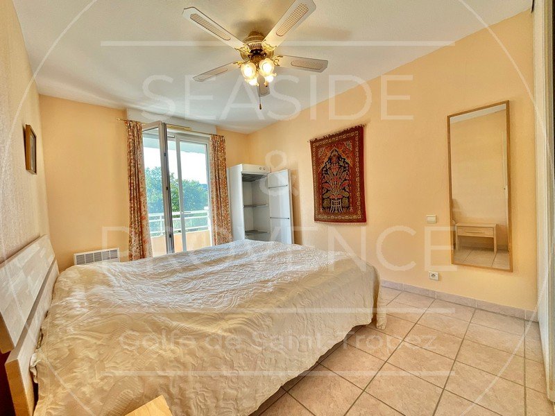 Chambre lumineuse avec placards intégrés dans appartement 2 pièces à vendre à Sainte-Maxime.