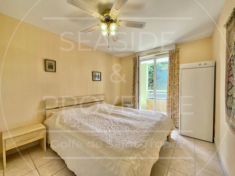 Chambre avec accès terrasse et rangements dans appartement 2 pièces à Sainte-Maxime.