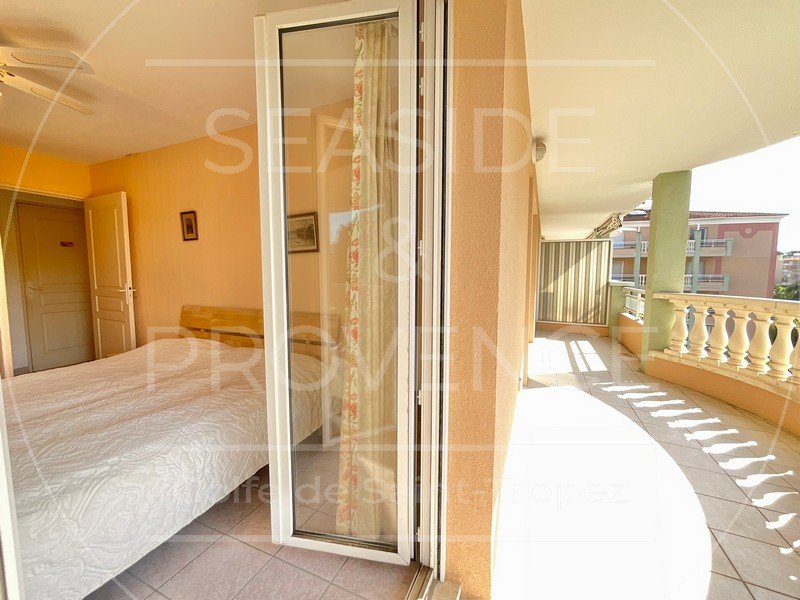 Chambre lumineuse avec accès direct à la terrasse dans appartement 2 pièces à Sainte-Maxime.