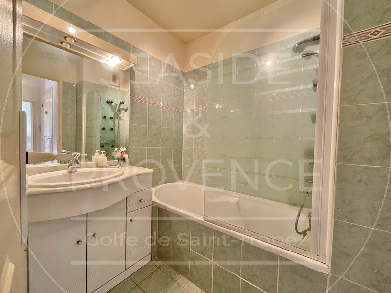 Salle de bains fonctionnelle avec baignoire dans appartement 2 pièces à vendre à Sainte-Maxime.