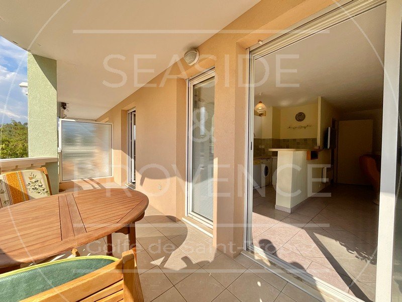 errasse ensoleillée exposée sud-ouest dans appartement 2 pièces à vendre à Sainte-Maxime.