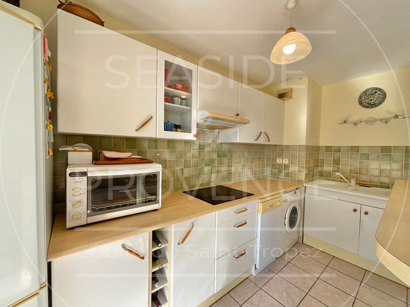 Cuisine ouverte dans appartement 2 pièces à vendre à Sainte-Maxime, lumineuse et fonctionnelle.