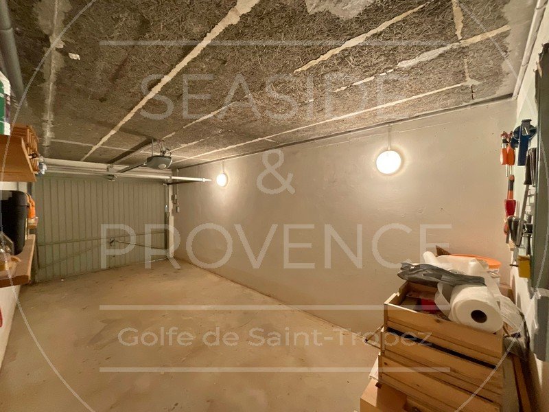 Garage sécurisé avec porte automatique électrique vu depuis l’entrée piétonne à Sainte-Maxime.