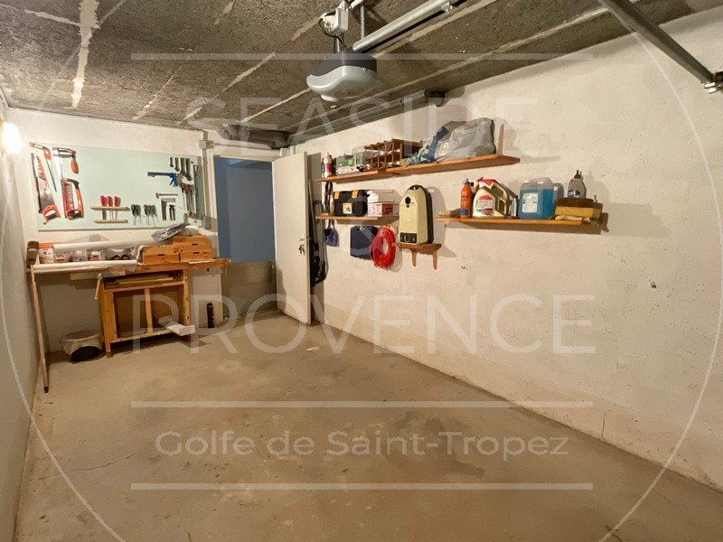 Garage privatif à Sainte-Maxime avec espace atelier pratique et rangements intégrés.