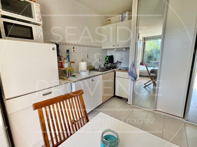 Coin repas du studio à vendre à Sainte-Maxime, ouvert sur la terrasse orientée Est.